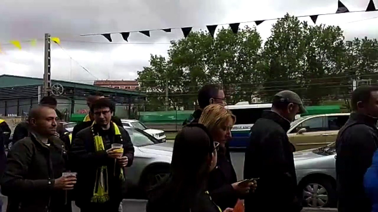 Colas para el Barakaldo-Hércules, partido de ida de la fase de ascenso a segunda división en Lasesarre