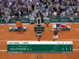 Federer eases through on return to Roland Garros
