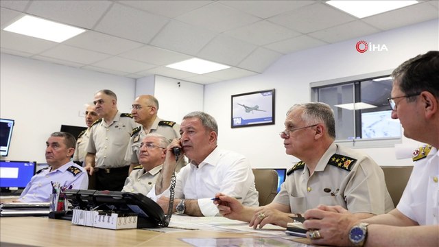 Bakan Akar ve TSK Komuta Kademesi Hakurk’ta Başlatılan Operasyonu Silahlı Kuvvetler Komuta ve Harekat Merkezinden Sevk ve İdare etti.