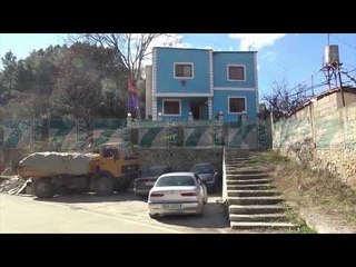 PERMBYSET KAMIONI I NGARKUAR ME GURE DEKORATIVE - News, Lajme - Kanali 7