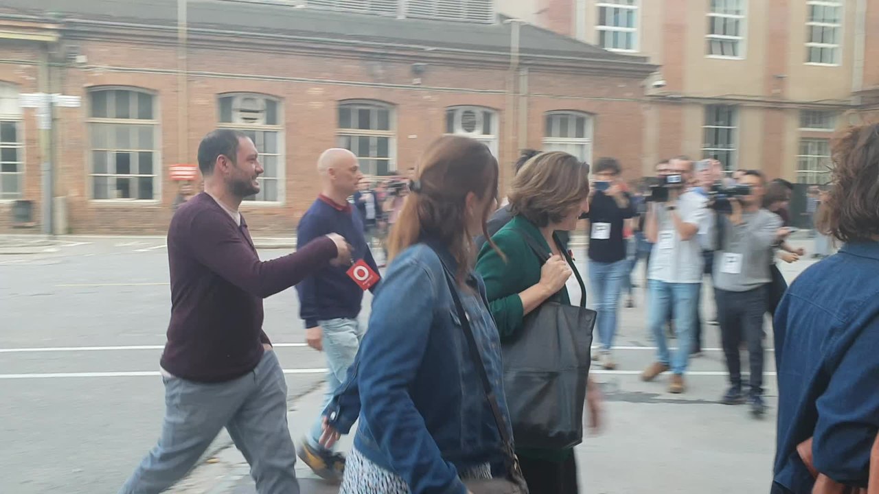 Colau llega a la Fabra i Coats para seguir la noche electoral