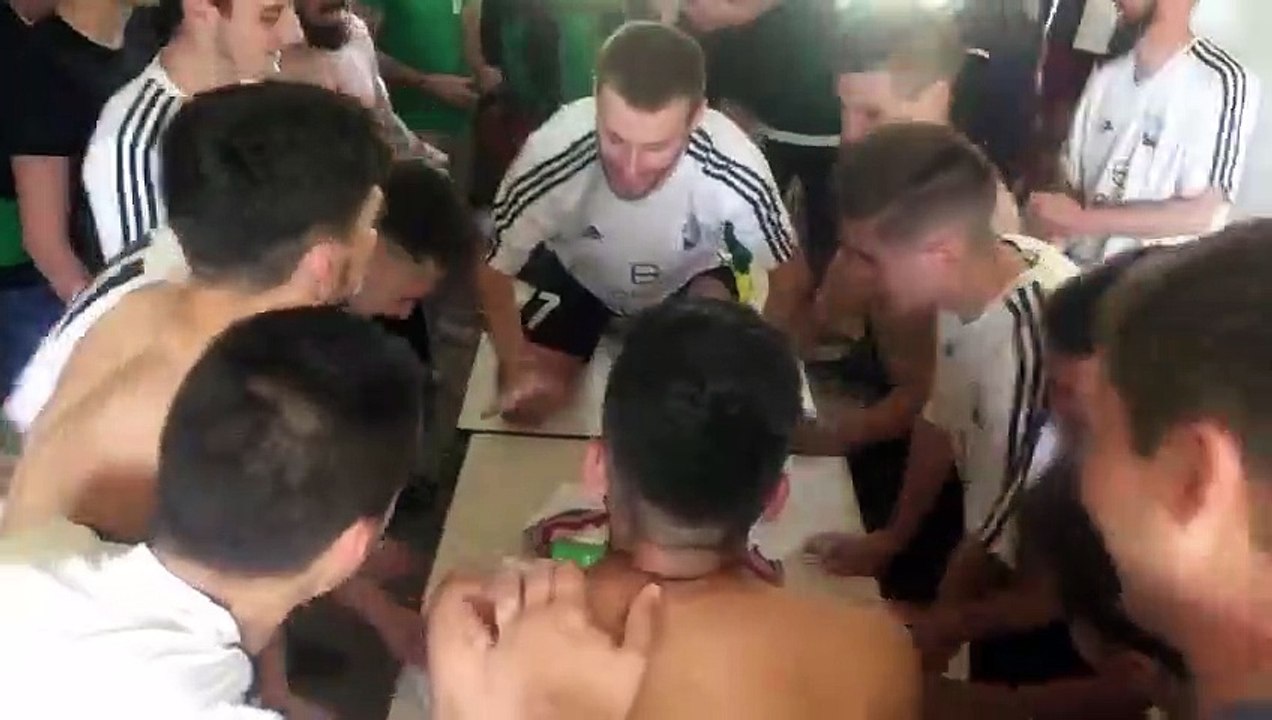 LIESSE DE JOIE DANS LES VESTIAIRES.....LA MONTEE EN D2