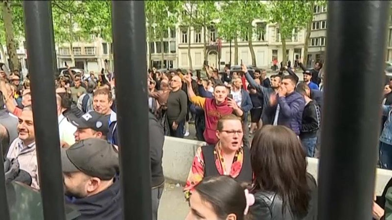 Romenos esperaram horas para votar e não conseguiram