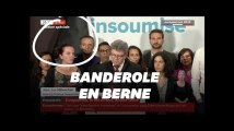 Pendant le discours de Mélenchon, la banderole des insoumis fait grise mine