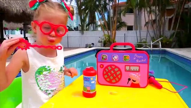 Enfants de faire semblant de jouer avec des jeux pour enfants