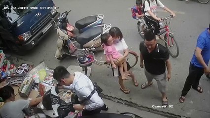 Un homme avec sa petite fille perd le contrôle de son scooter et fonce dans un magasin