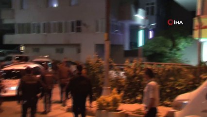 Üsküdar Ünalan Mahallesi'nde bir sitede çevreye rast gele ateş açan şahıs polis ekipleri tarafından yakalandı.
