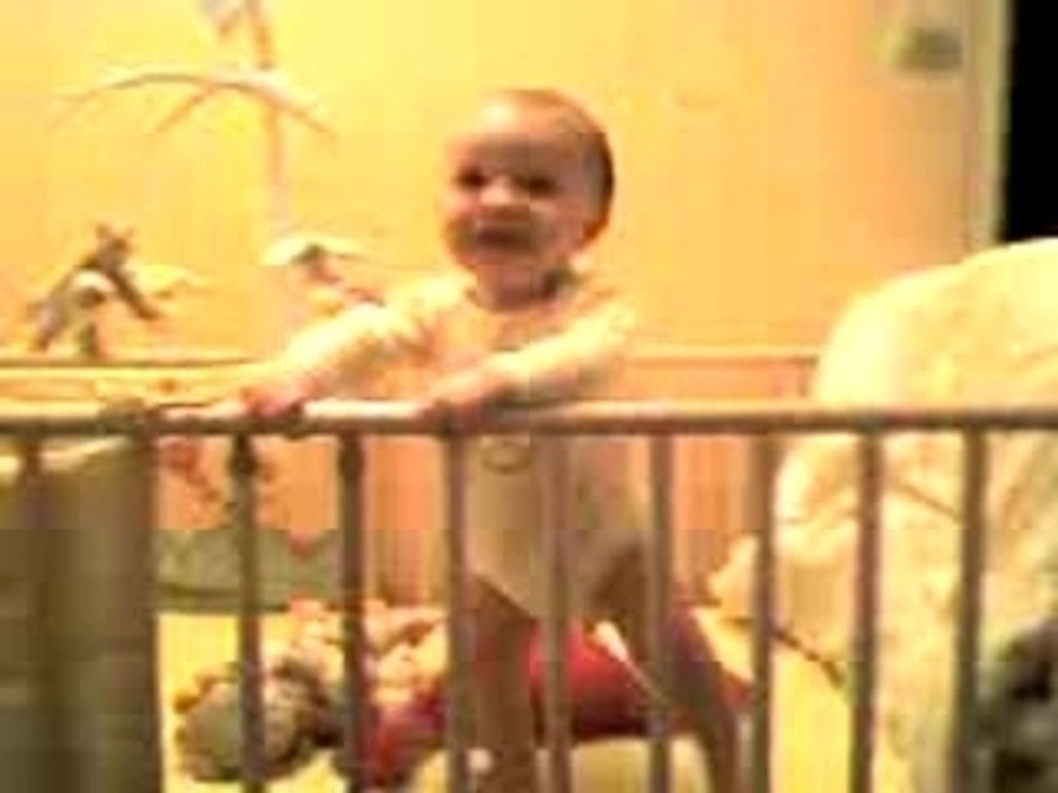 8 mois pile ! Enzo debout