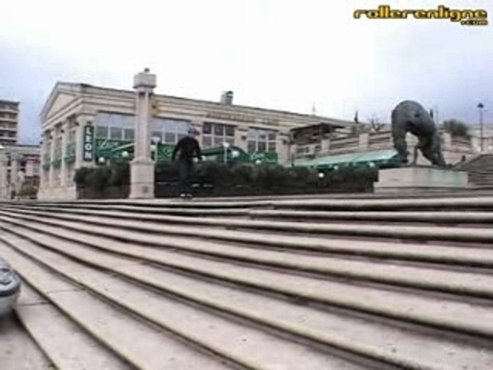 descendre un escalier en roulant en parallèle en roller