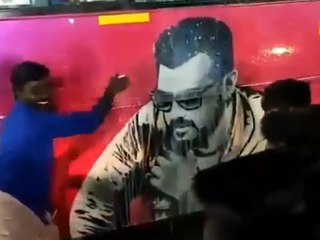 பஸ்சில் உள்ள அஜித் படத்துக்கு பாலாபிஷேகம்...வீடியோ