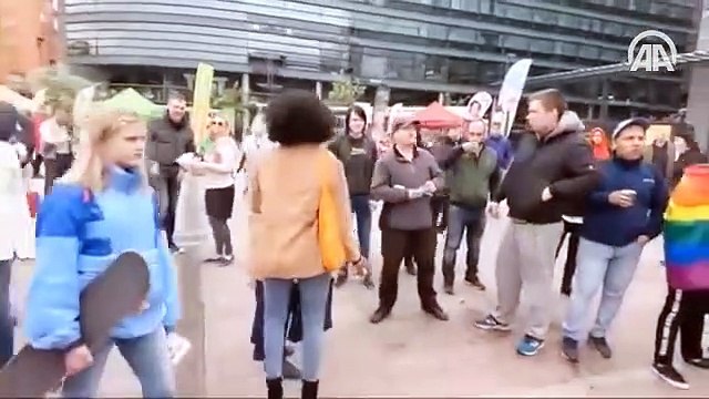 Finlandiya'da aşırı sağcı lider Kur'an-ı Kerim'i yırtıp yere attı