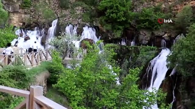 Gümüşhane'de 40 gözeli şelale büyülüyor