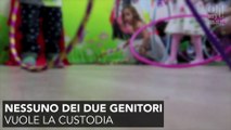 In disaccordo sulla custodia, abbandonano i loro figli su un marciapiede
