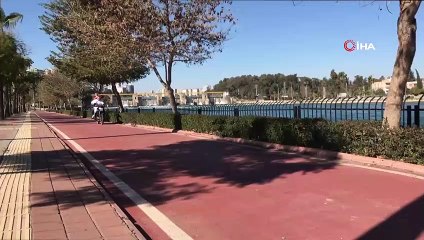 'Çılgın berberden' hareket halindeki motosiklette tıraş