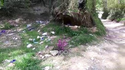RTV Ora - Një tufë me lule në vendin ku u vra Murataj, familjarët i dhanë lamtumirën në vendlindje