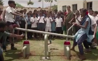 இதோ ஜாலியா தண்ணீர் இரைக்க புதிய ஐடியா! வைரலாகும் வீடியோ!