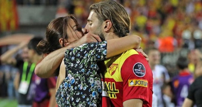 Model Ebru Şancı, Maçı Kazanan Eşi Alpaslan Öztürk'ü Öpücüklere Boğdu