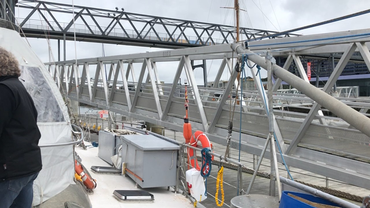 La goélette Tara quitte le port de Lorient