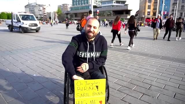 İSTANBUL- TEKERLEKLİ SANDALYESİ İLE TAKSİM'E GELDİ, KOLLARINI AÇIP 'SARIL BANA' DEDİ