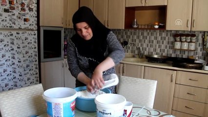 Elinin hamuruyla ekmeğini "taş fırın"dan çıkarıyor