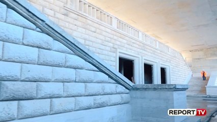 Report TV - Vendosja e fasadës historike, ministrja Margariti viziton “Arenën Kombëtare”