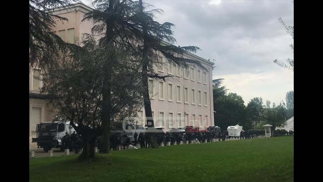 Report TV - Protesta e opozitës/ Forca të shumta policie përpara kryeministrisë