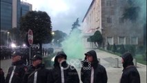 RTV Ora -  Protesta e opozitës, fishekzjarre dhe tymuese drejt policisë