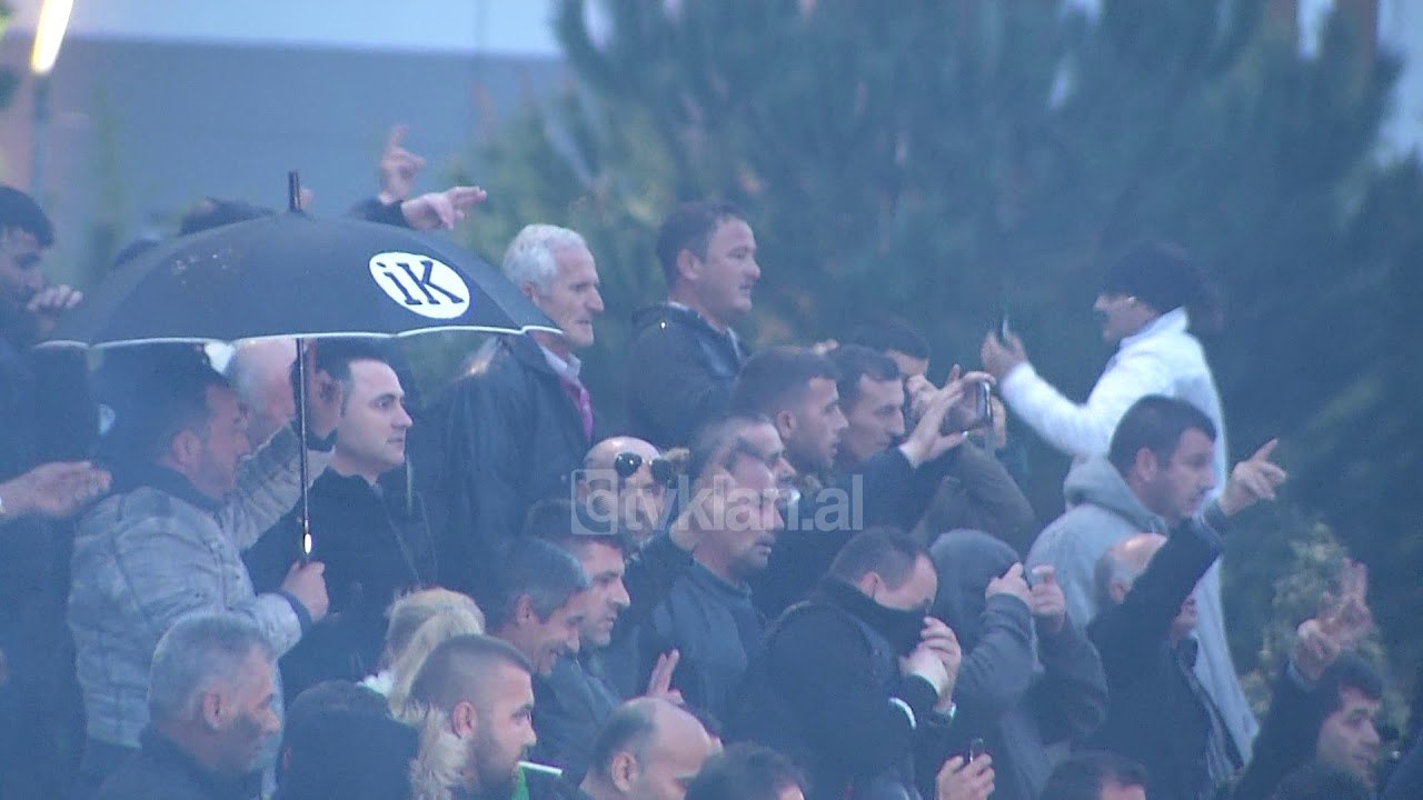 Protestuesit cajne kordonin e policise tek Kryeministria