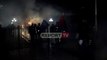 Report TV - Protestuesit tentojnë të futen në Parlament, hidhet gaz lotsjellës