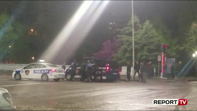Report TV - PD publikon videon: Policia shoqëron disa protestues
