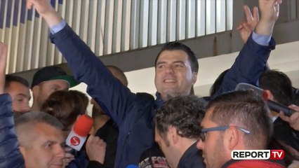 Report TV - Basha e nis dhe e mbyll protestën me vargjet e himnit