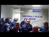RTV Ora - Shoqërohen 20 protestues, ish-deputetë të PD në Drejtorinë e Policisë