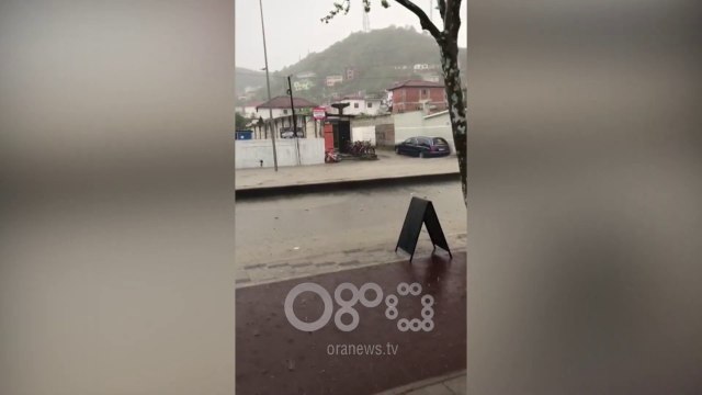 RTV Ora - Shiu përmbyt Kombinatin, fundosen makinat në rrugët e kthyera në lumë