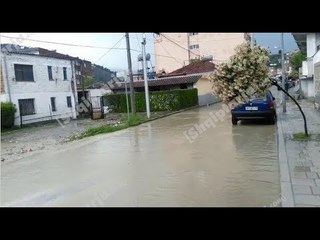 Report TV -Berati shndërrohet në një 'mini Venecia', përmbyten disa lagje