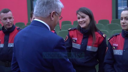 “Burg kush dhunon policinë” - News, Lajme - Vizion Plus