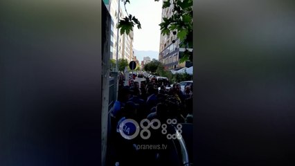 Download Video: RTV Ora - Protestuesit e 13 prillit dalin sot para gjykatës për masën e sigurisë