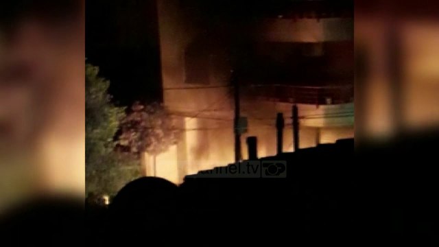 Pa Koment - Elbasan/ Digjen dy makina pranë drejtorisë së policisë