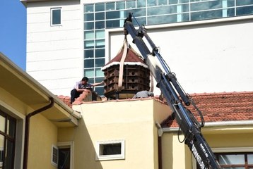 Orman Bölge Müdürlüğü'nün Çatısına 48 Girişi Olan Güvercin Evi Yerleştirildi