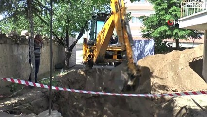 Rüyasında define gördü, bahçesini kazdırdı