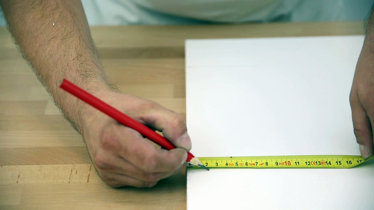 Comment poser une charnière invisible ?