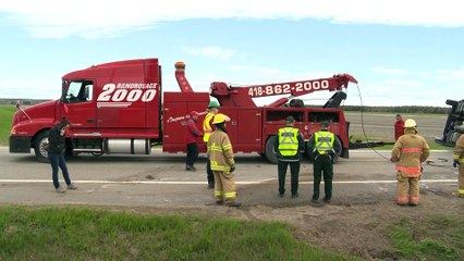 Un semi-remorque se renverse et bloque la route 132