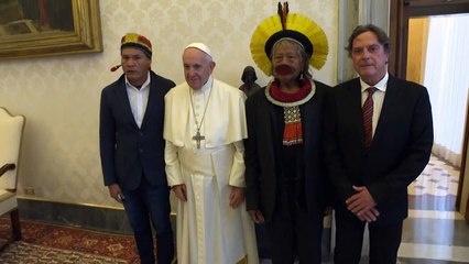 Papa recebe líder indígena Raoni