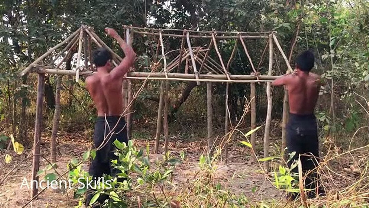 primitive technology Build mud house by ancient skills(using bamboo and wood)