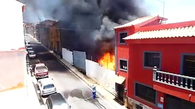 Bomberos actúan en la extinción de un incendio de rastrojos en un solar en Santa Cruz