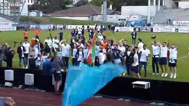 Les nouveaux champions de France de ProD2 fêtent leur titre avec leurs supporters à Jean-Dauger
