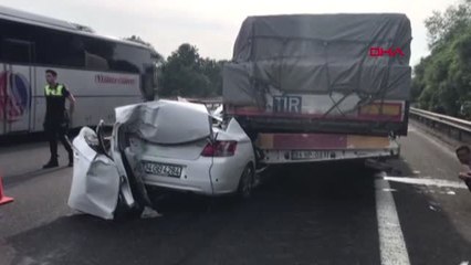 SAKARYA Otomobil, çarptığı TIR'ın dorsesiyle sürüklendi; 4 kişi yaralı