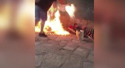 Evsizlerin üzerine alkol döküp yaktı