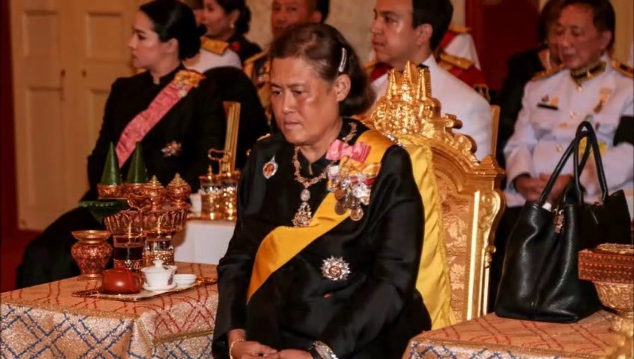 ดูความเสนอหน้าของท่านผู้หญิงพลอยไพลิน กับสามีฝรั่ง ตามเสด็จพระเทพไปงานศพพลเอกเปรม!!!