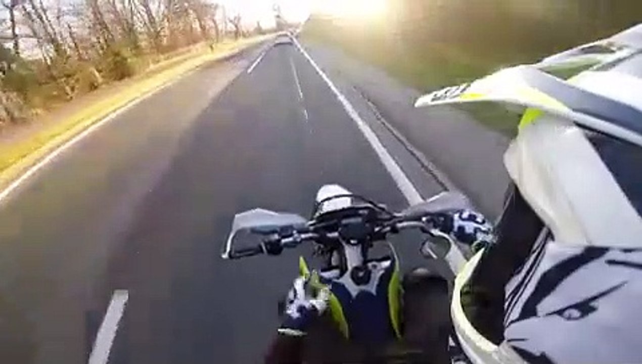 Karma : ce motard est interrompu par la police en faisant des roues arrières !