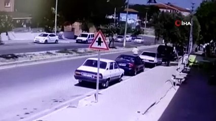 Kontrolden çıkan otomobil polis aracına böyle çarptı